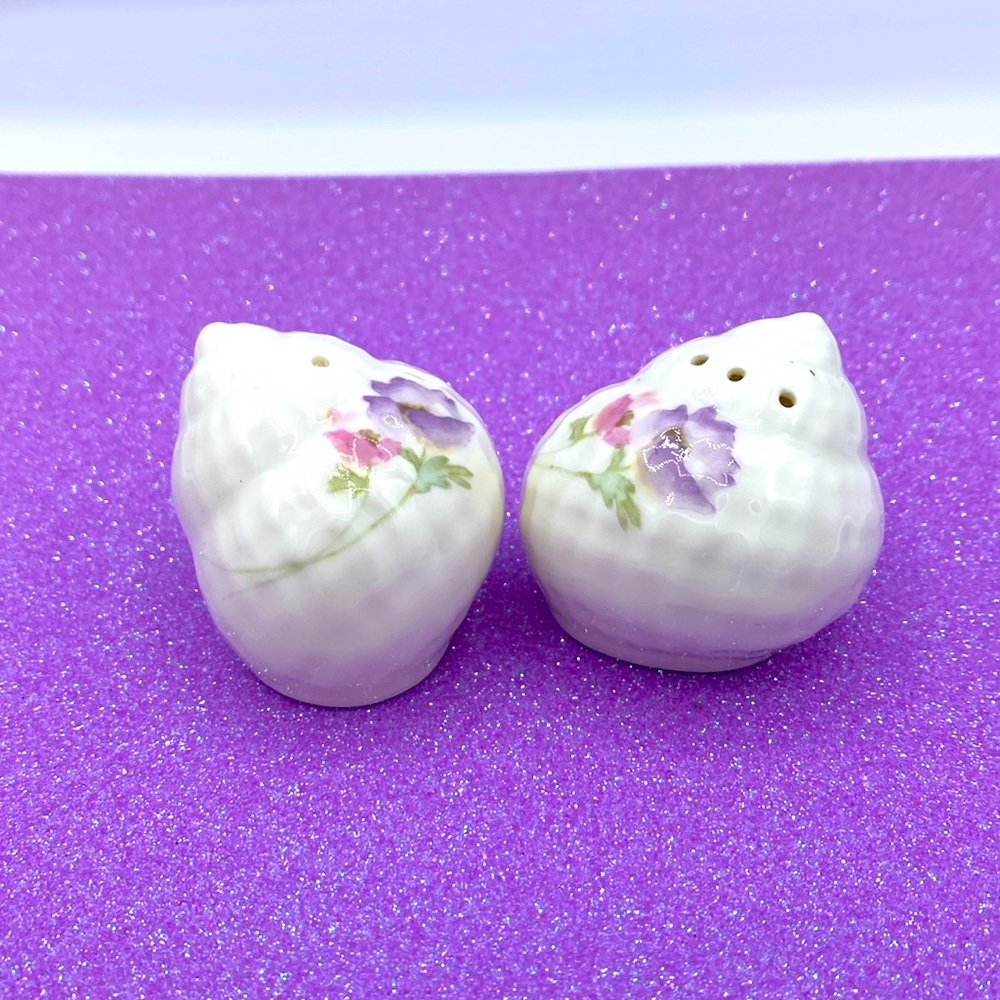 Mikasa Narumi Japan Conch Shell Salt & Pepper Shakers With Stoppers